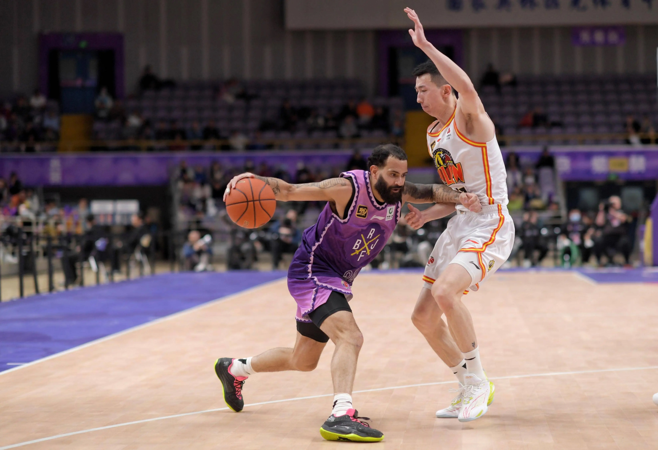 山东男篮清晨战术微调；志在NBA季后赛名次提升；球迷炸锅；训练强度明显提升的简单介绍